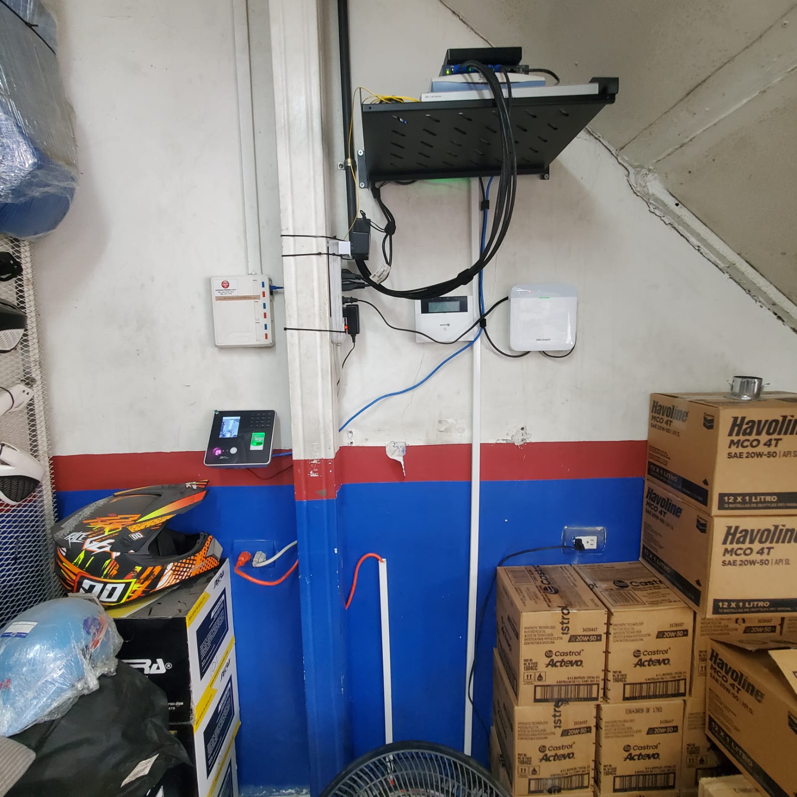 Cables ordenados en rack